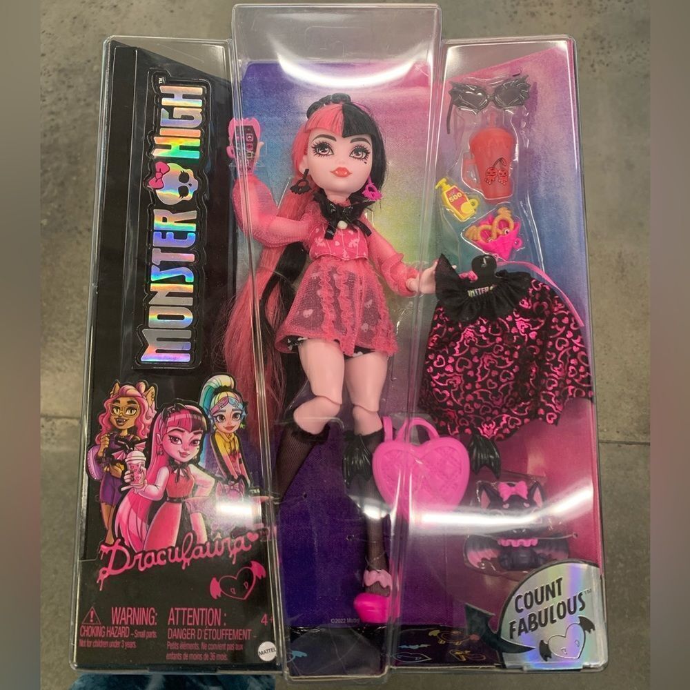 Monster High Draculaura Fashion Doll with Pink & Black Hair accessories, pet bat